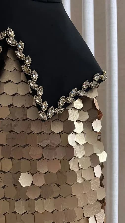 صورة فستان سهرة كورسيه مع تنورة ترتر ذهبية