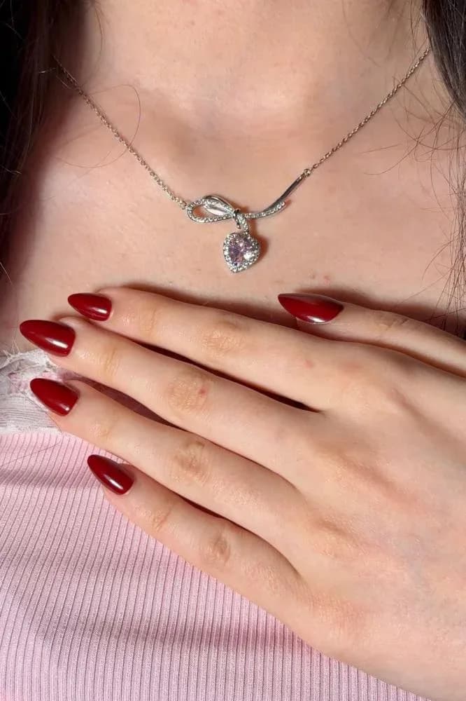 صورة سلسال نسائي على شكل فيونكة بحجر قلب وردي