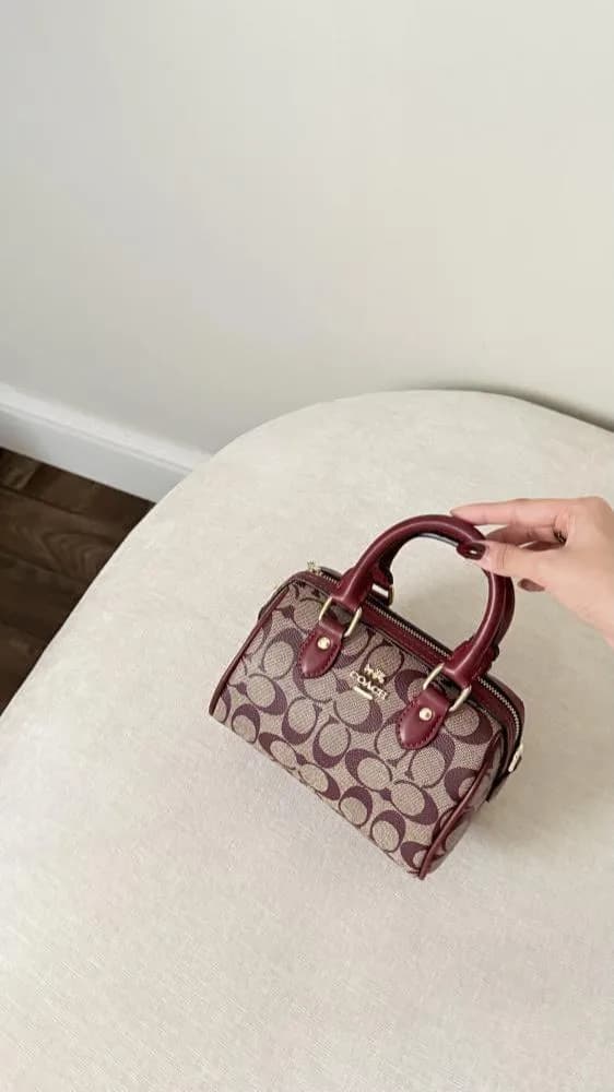 صورة حقيبة كوتش روان برغندي وسط
