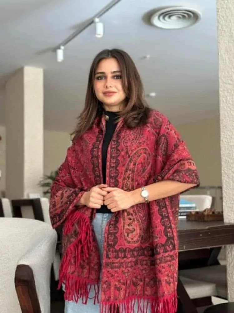 صورة شال شتوي بنقشة بيزلي