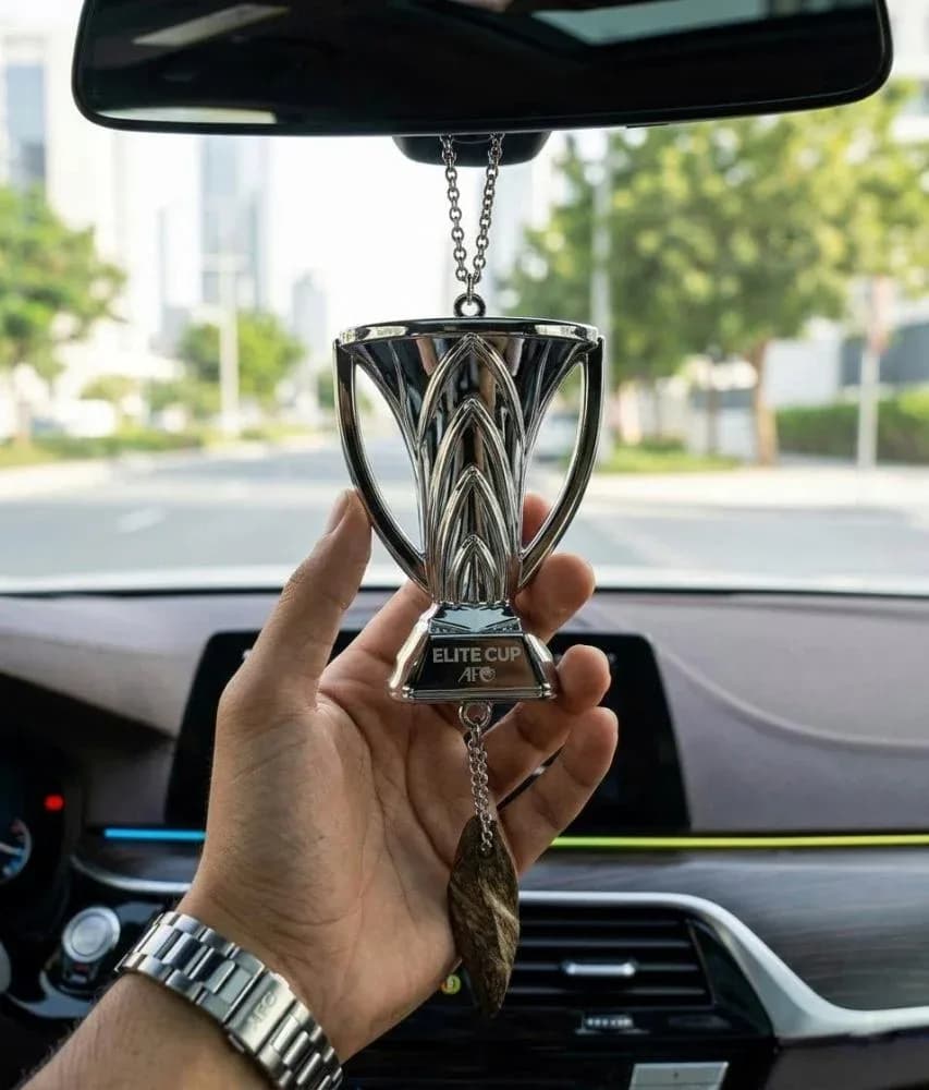 صورة تعليقة سيارة كأس النخبة مع كسرة عود